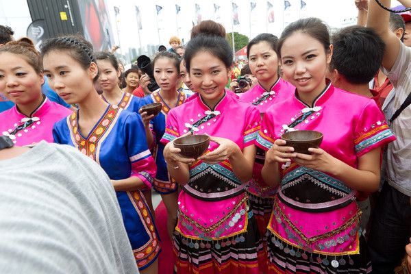 圖文:沃爾沃帆船賽抵達三亞 少數民族美女