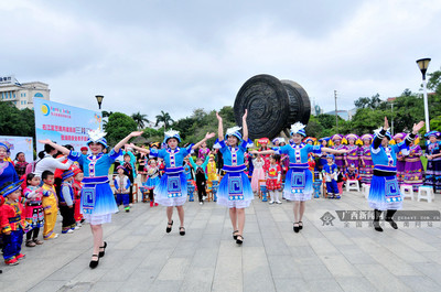 百色警民同樂體驗“壯族三月三”民俗活動